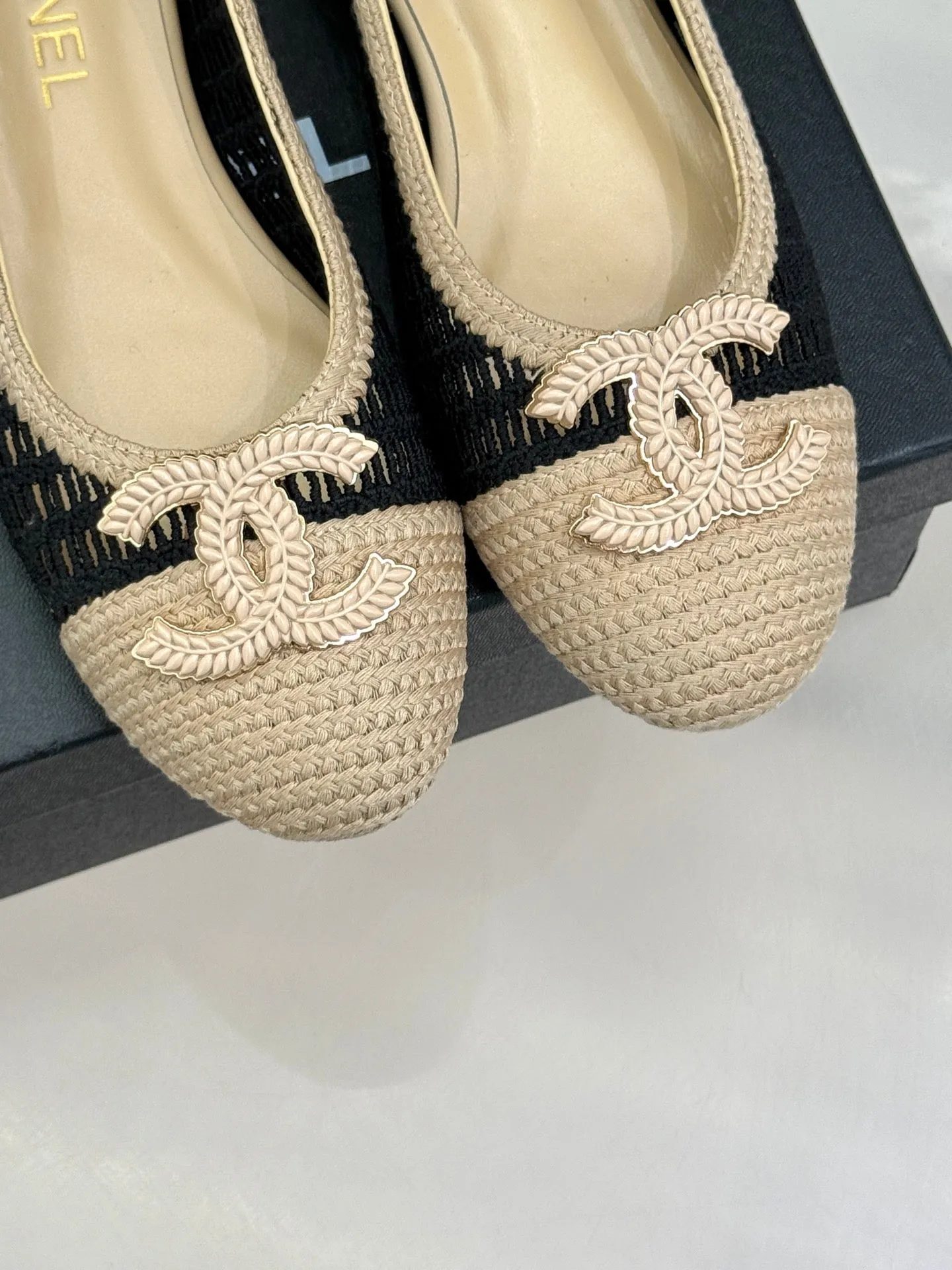 CC 25P Hollow Double C Ballet Flats 15mm Beige Black Raffia 265640